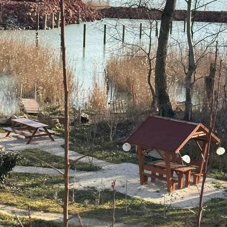 Red Stone Palkoeve 200m A Balaton Parttol Kilatassal Διαμέρισμα